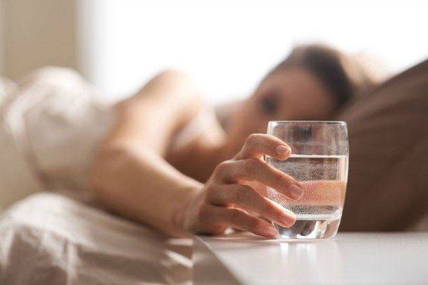 5 benefícios em tomar um copo de água em jejum